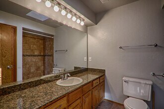 756 Okie Ridge Rd in Yukon, OK - Foto de edificio - Building Photo