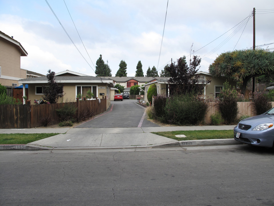 13849 McClure Ave in Paramount, CA - Building Photo