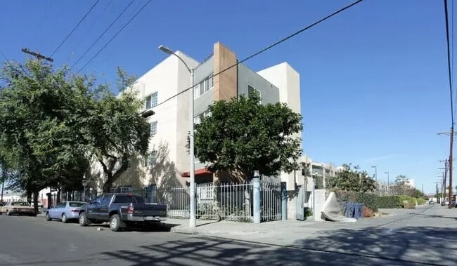 6050 S Western Ave in Los Angeles, CA - Building Photo - Building Photo