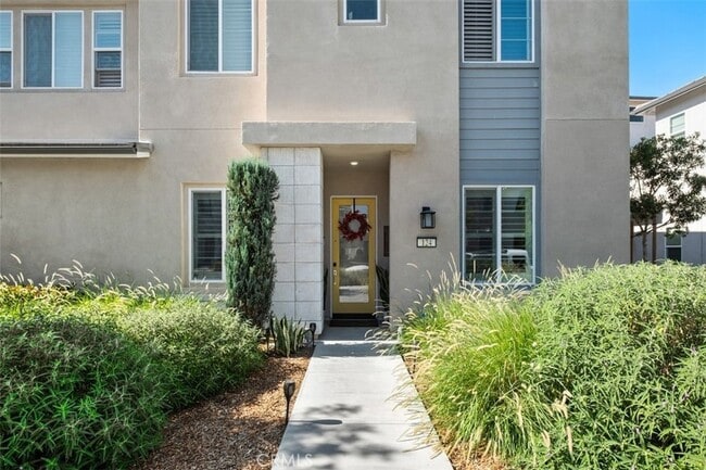 124 Sculpture in Irvine, CA - Foto de edificio - Building Photo