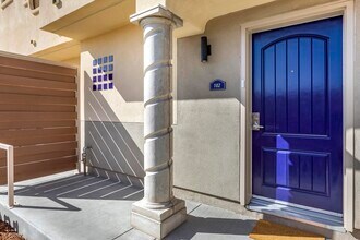 Presidio Townhomes in Anaheim, CA - Foto de edificio - Building Photo