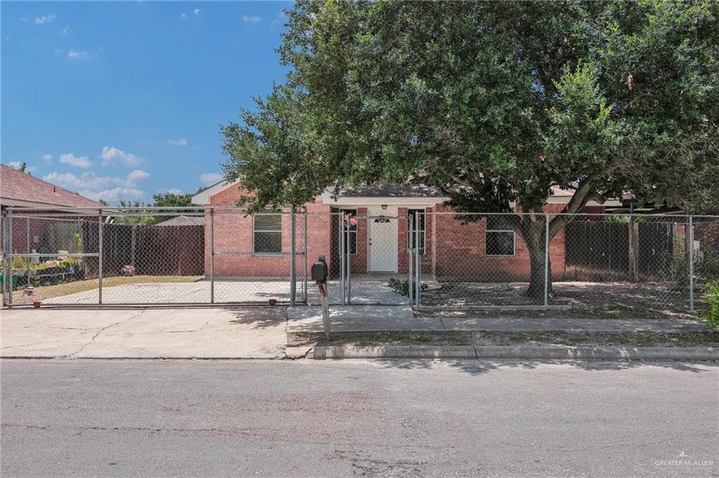18 West Dr in Pharr, TX - Building Photo