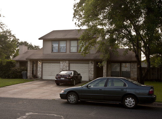 12800 Copper Cliff Ave in Austin, TX - Foto de edificio - Building Photo