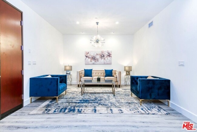 1237 S Holt Ave in Los Angeles, CA - Foto de edificio - Building Photo