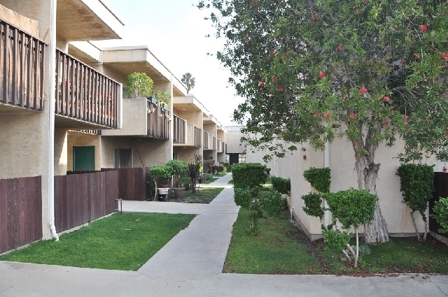 15001 Condon Ave in Lawndale, CA - Foto de edificio - Building Photo