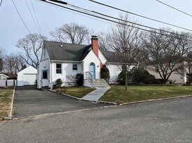 7 Floyd Pl in East Norwich, NY - Building Photo