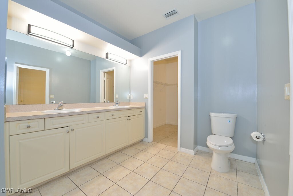 1229 Claremont St E in Lehigh Acres, FL - Foto de edificio