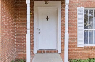 Room in Townhome on Glynn Oaks Dr in Clarkston, GA - Foto de edificio - Building Photo