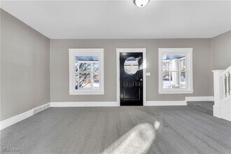 8202 Laumar Ave in Cleveland, OH - Foto de edificio - Building Photo