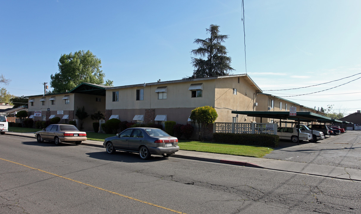 Pinetree Garden Apartments in Turlock, CA - Building Photo