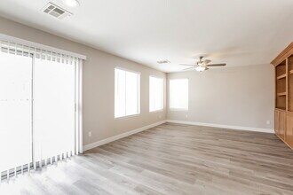 8457 Spencer Canyon St in Las Vegas, NV - Foto de edificio - Building Photo