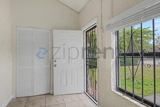 943 NW 63rd St in Miami, FL - Foto de edificio - Building Photo