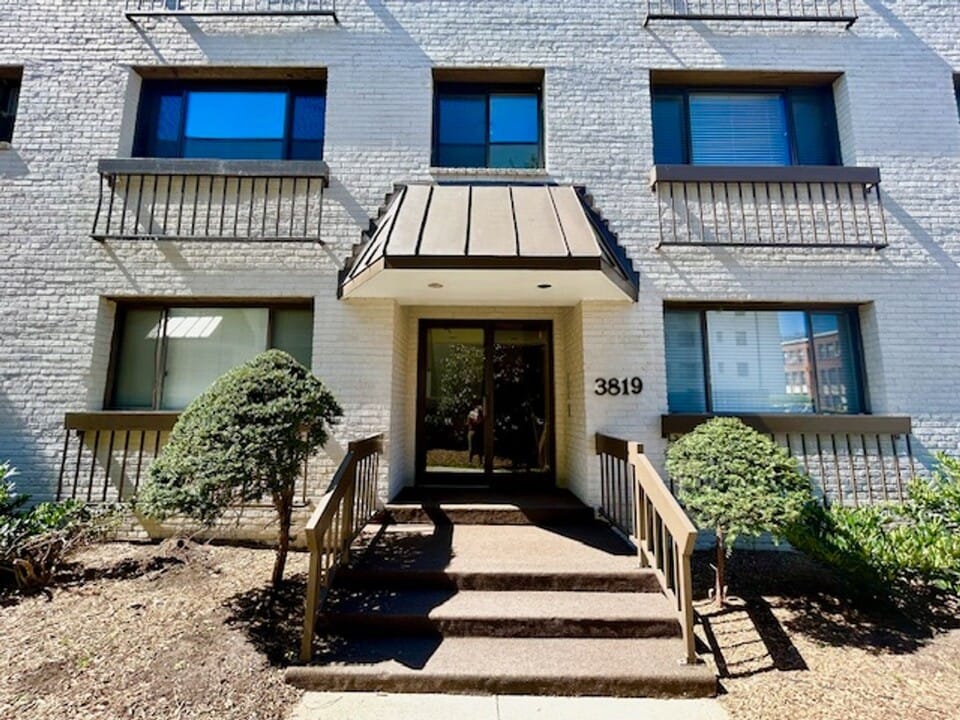 3819 Davis Pl NW in Washington, DC - Building Photo