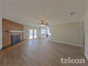 1012 Wembley Rd in Arlington, TX - Foto de edificio - Building Photo