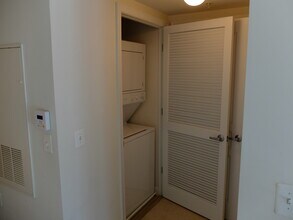 2451 Midtown Ave, Unit #415 in Alexandria, VA - Foto de edificio - Building Photo