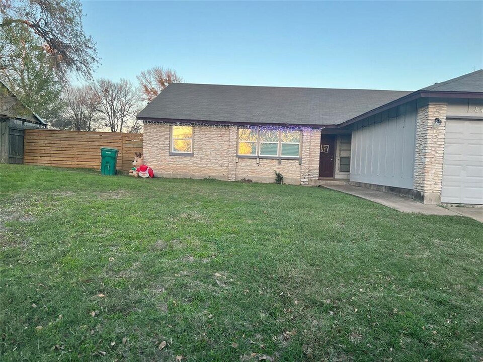 838 N Monroe St in La Grange, TX - Building Photo