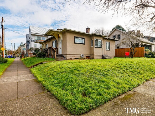 1036-1040-1040 N Ainsworth St