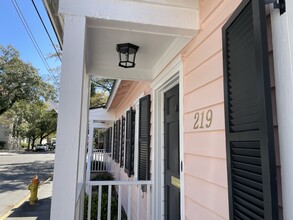 215 W Taylor St, Unit 219 in Savannah, GA - Foto de edificio - Building Photo