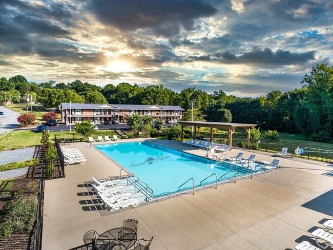 Buccaneer Court in Johnson City, TN - Building Photo - Building Photo