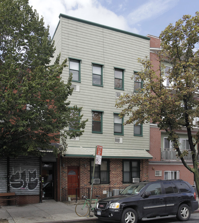 439 Graham Ave in Brooklyn, NY - Building Photo