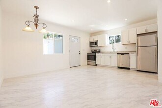 5307 1/2 Don Pio Dr in Los Angeles, CA - Building Photo - Building Photo