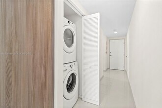 5300 Paseo Blvd in Doral, FL - Building Photo - Building Photo