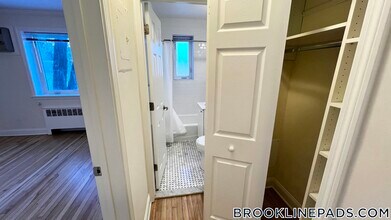 54 Alton Pl, Unit 1 in Brookline, MA - Foto de edificio - Building Photo