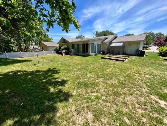 1611 Treetop Dr in St. Charles, MO - Foto de edificio - Building Photo