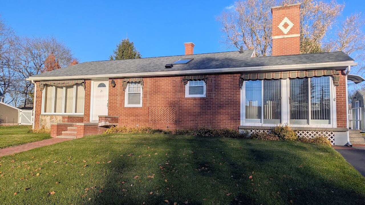 21 Falmouth Dr in Grafton, MA - Building Photo