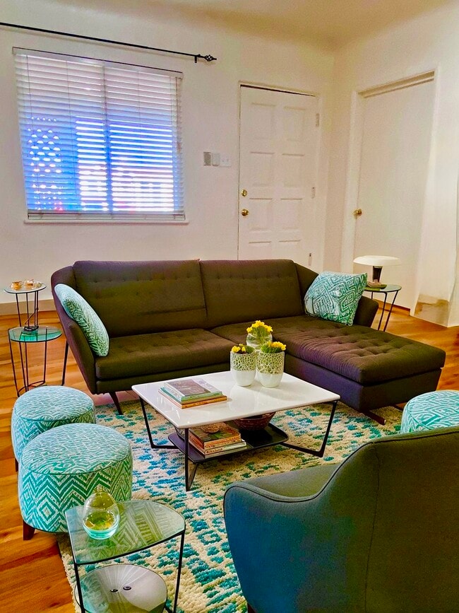 property at 502 Los Arboles Ave NW