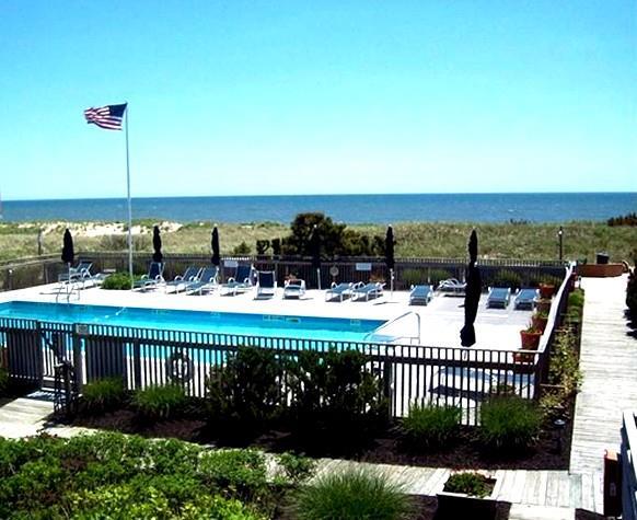 539 Dune Rd in Westhampton Beach, NY - Building Photo
