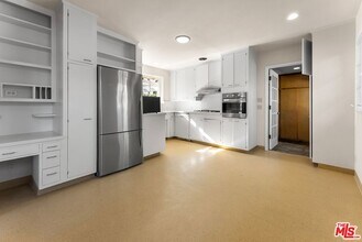 549 El Medio Ave in Los Angeles, CA - Foto de edificio - Building Photo