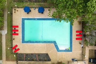 Charleston Apartments in Norman, OK - Building Photo - Building Photo