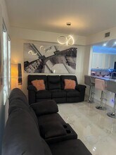 11501 NW 89th St in Doral, FL - Foto de edificio - Building Photo