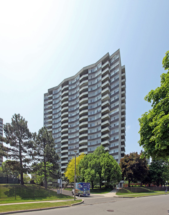 Royalcrest II in Toronto, ON - Building Photo