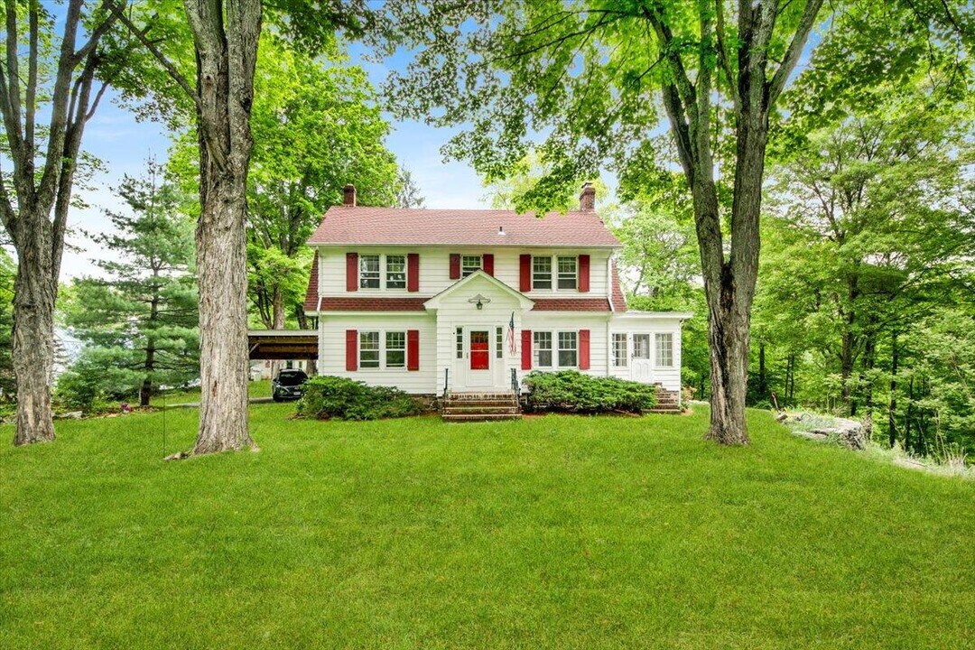 171 Goldens Bridge Rd in Bedford, NY - Foto de edificio