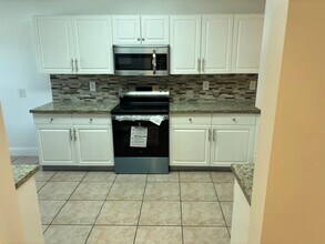 1625 Orion Ln in Weston, FL - Foto de edificio - Building Photo