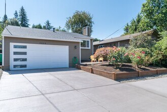 4804 SW Palatine St in Portland, OR - Building Photo - Building Photo