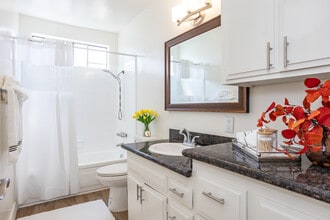 Monticello Apartments in Anaheim, CA - Foto de edificio - Interior Photo