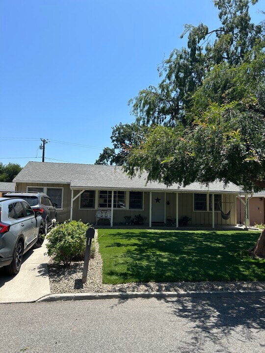 404 Shady Ln in Ojai, CA - Building Photo