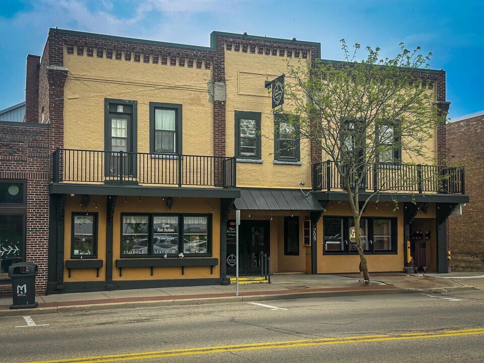 209 E Main St in Mount Horeb, WI - Building Photo