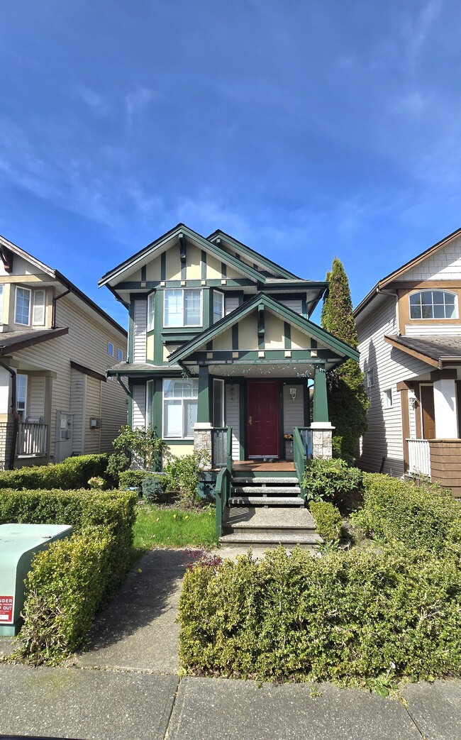 6709-184A 184a St in Surrey, BC - Building Photo - Building Photo