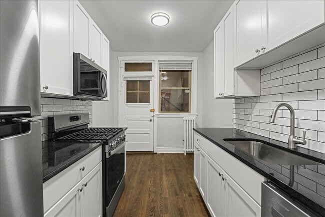 905 W Altgeld St, Unit 1B in Chicago, IL - Foto de edificio - Building Photo