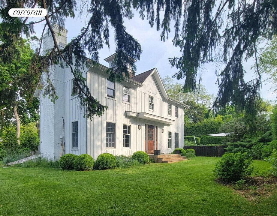 130 Ferry Rd in Sag Harbor, NY - Building Photo
