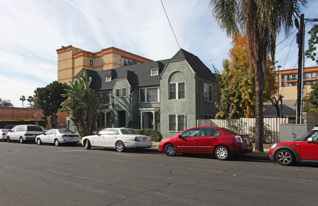 1711 N Serrano Ave in Los Angeles, CA - Building Photo - Building Photo