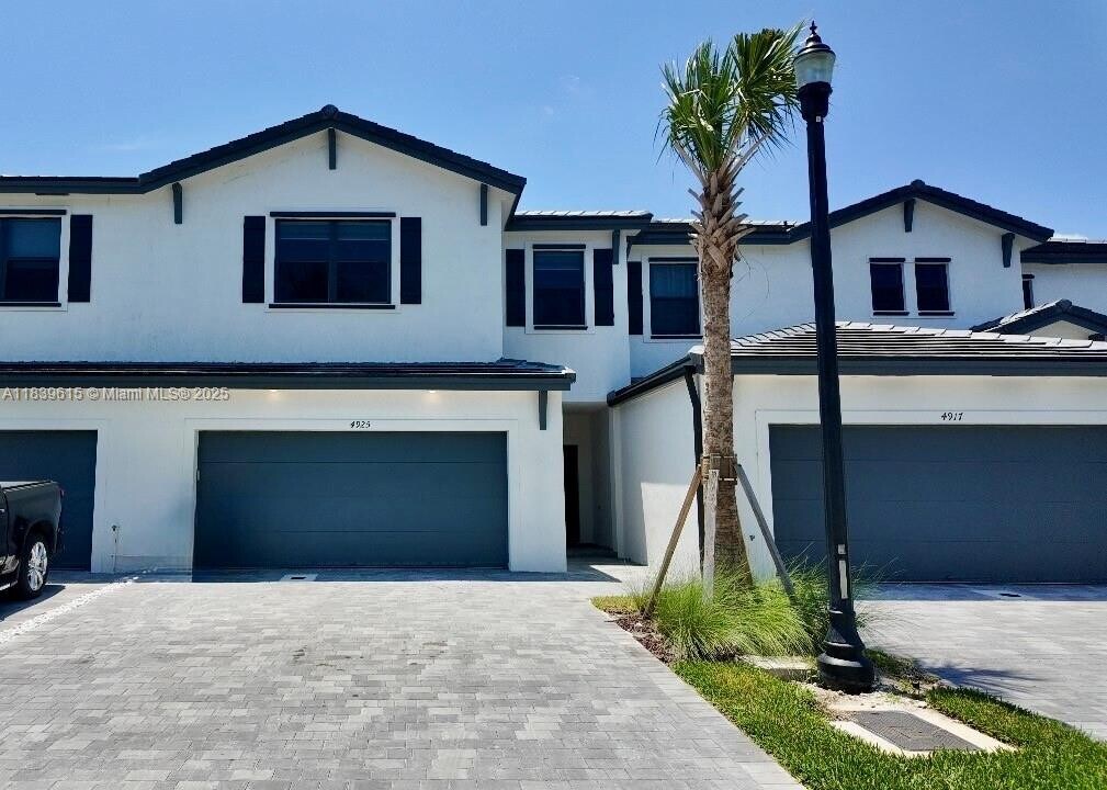 4925 Peacock Wy in Dania Beach, FL - Building Photo