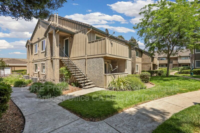 1127 Lakeview Cir in Pittsburg, CA - Building Photo