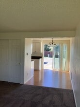 214 S French Ave, Unit 4 in Arlington, WA - Foto de edificio - Building Photo