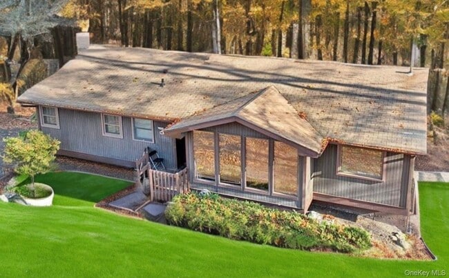 9 Country Club Ln in Airmont, NY - Building Photo - Building Photo