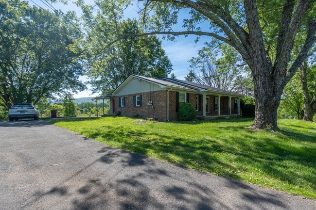 1011 Westminster Dr in Johnson City, TN - Building Photo - Building Photo